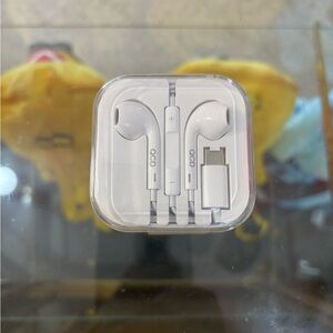 White USB-C Wired Earbuds with Inline Microphone and Volume Control